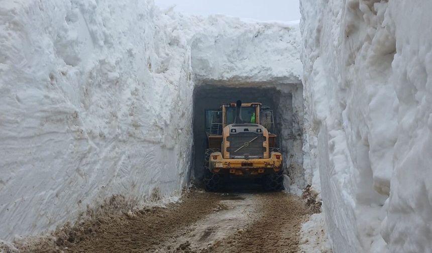 Nisan ayında 4 metrelik kar tünellerinde çalışma