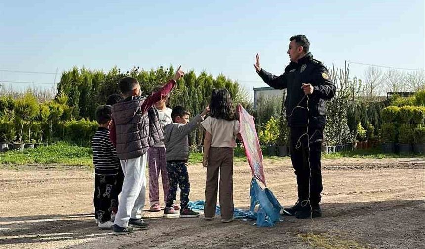 Nusaybin'de çocukların uçurtma sevincine polis ağabeyleri de ortak oldu