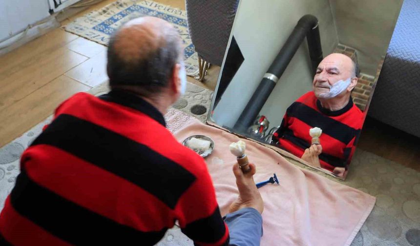 Onu görenler azmine hayran kalıyor: Ayaklarıyla tıraş oluyor, yemek yiyor, para üstü veriyor