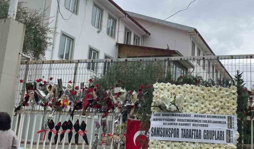 Samsunspor Taraftar Grupları, Ayser Çalık Ortaokulu'na çelenk bıraktı