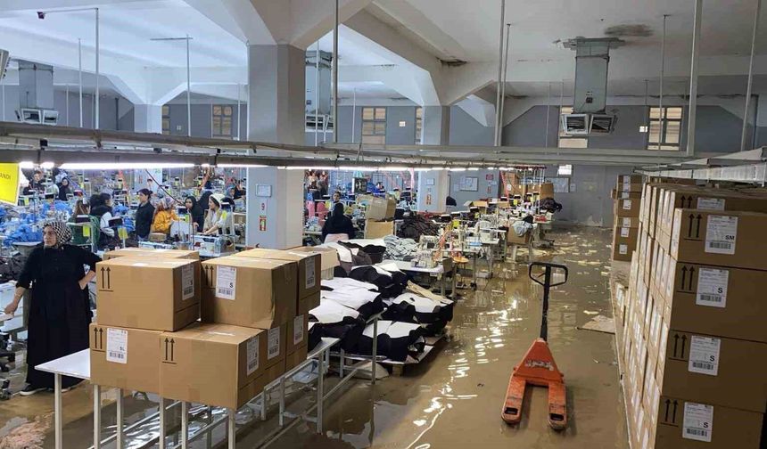 Şanlıurfa'da sağanak yağış fabrikayı göle çevirdi
