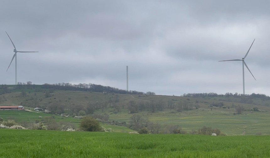 Sınır hattında rüzgar türbini parçalandı: Şiddetli rüzgar köyde paniğe yol açtı