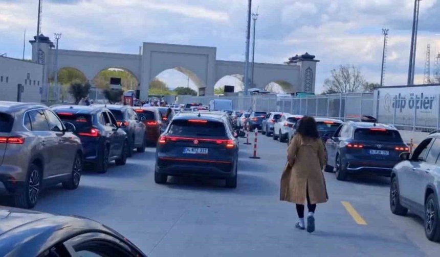 Sınır kapısında 23 Nisan yoğunluğu: Saatlerdir karşıya geçmeyi bekliyorlar