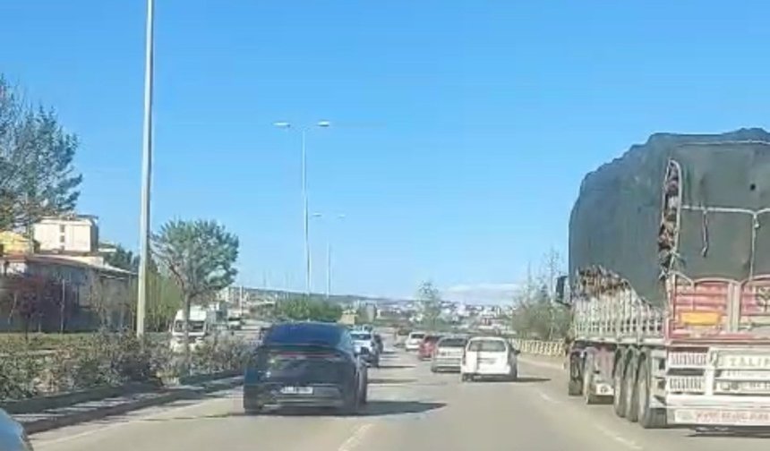 Trafikte defalarca şerit değiştirerek makas attı