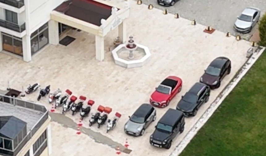 Tutuklu Başkan Yalım'ın sevgilisine aldığı milyonluk otomobil ve diğer araçlar, kayyım atanan otele getirildi