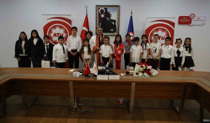 Üniversite senatosu 1 günlüğüne çocukların oldu