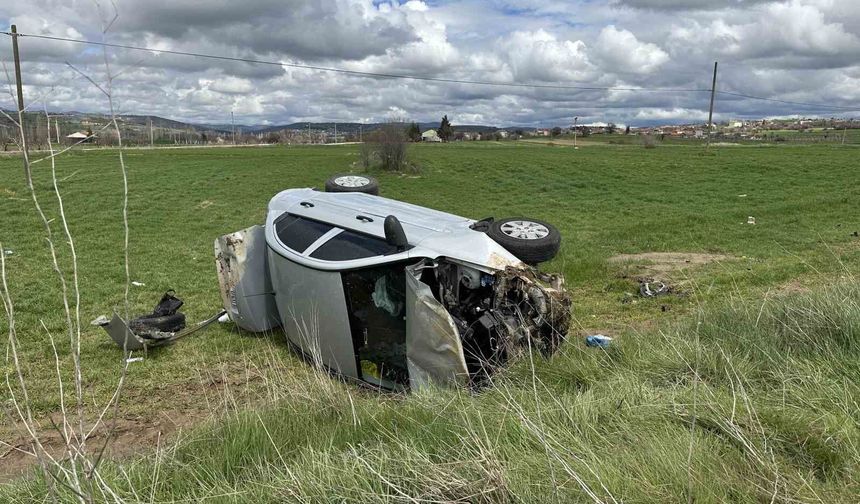Uşak'ta otomobil tarlaya devrildi: 4 kişi yaralandı
