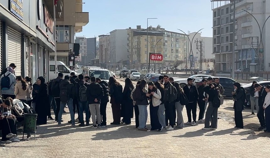 Yüksekova'da kütüphane önünde kuyruk