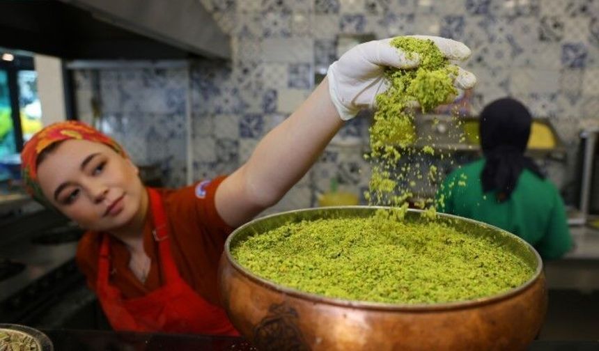 Tatlıcılarda yoğunluk başladı, uzmanından ’ucuz tatlı’ uyarısı geldi