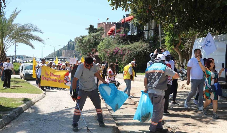 1 Mayıs kutlamalarında yürüyen işçilerle çalışan işçiler aynı karede