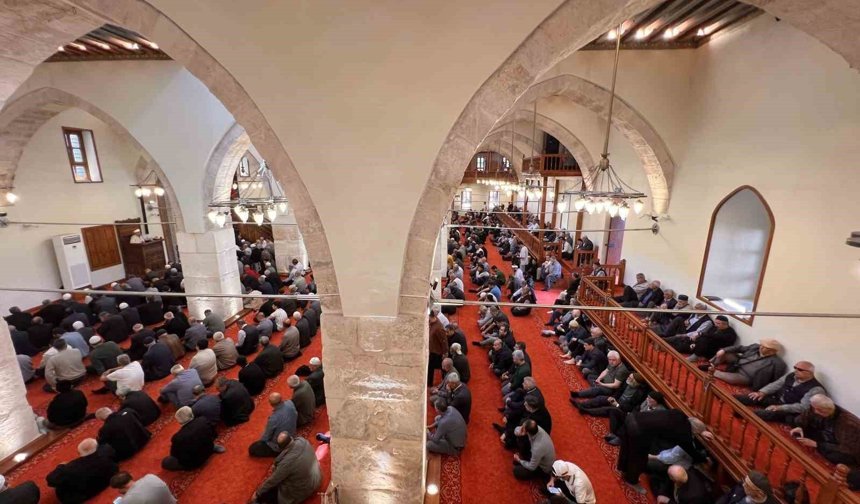 583 yıllık Ulu Cami'de cuma namazı