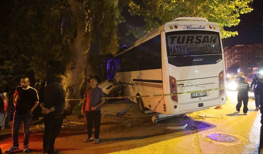 Alkollü sürücünün kullandığı minibüs iş yerine daldı: 2 yaralı