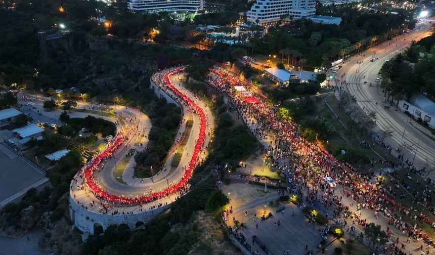 Antalya'da 400 metrelik Türk bayrağıyla fener alayı