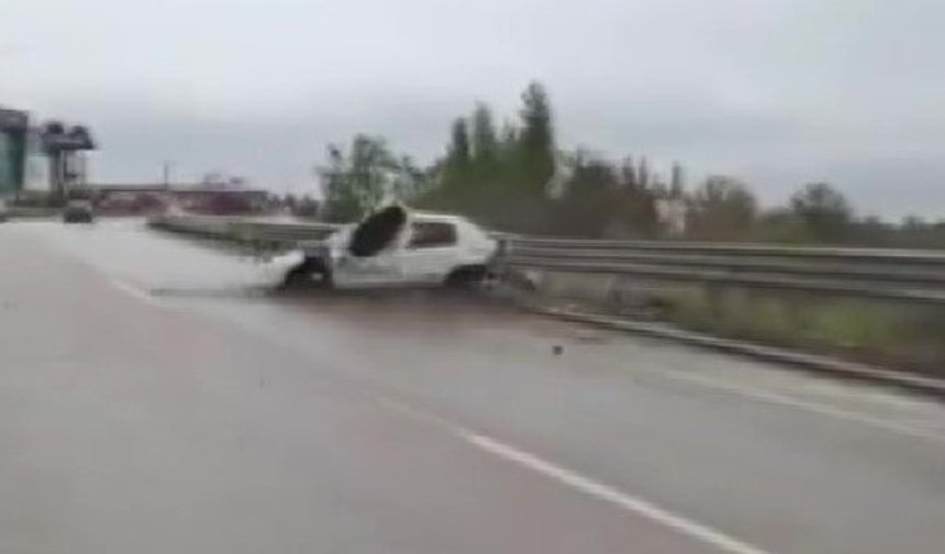 Araçları yavaşlatmak isterken feci kazayı saniye saniye görüntüledi
