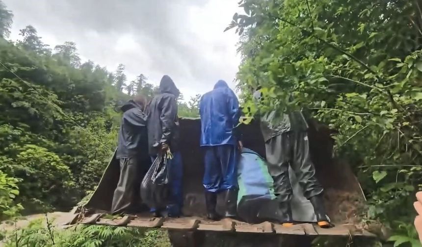 Artvin'de taşan dere 4 çay işçisini mahsur bıraktı, imdatlarına ekipler yetişti