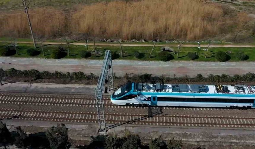 Bakan Uraloğlu: 'Test süreçleri başarıyla devam eden Milli Elektrikli Hızlı Tren'imiz saatte 240 kilometre hıza ulaştı'