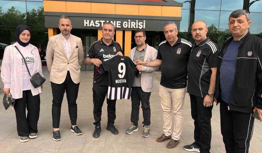Beşiktaşlılardan saldırıda yaralanan öğrenci Mustafa Aslan'a anlamlı ziyaret