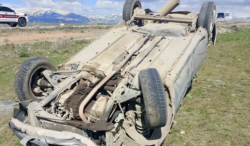 Çaldıran'da otomobil takla attı: 2 yaralı