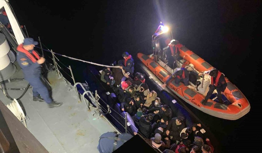 Çanakkale'de mobil radarın tespit ettiği 31 kaçak göçmen ve 1 göçmen kaçakçı yakalandı