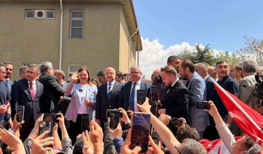 CHP'den AK Parti'ye geçen Başkan Köksal vatandaşlara seslendi: 'Afyonkarahisarımızı yeniden inşa etmek için memleketime Adalet ve Kalkınma Partisi'nde hizmet etmeye devam edeceğim'