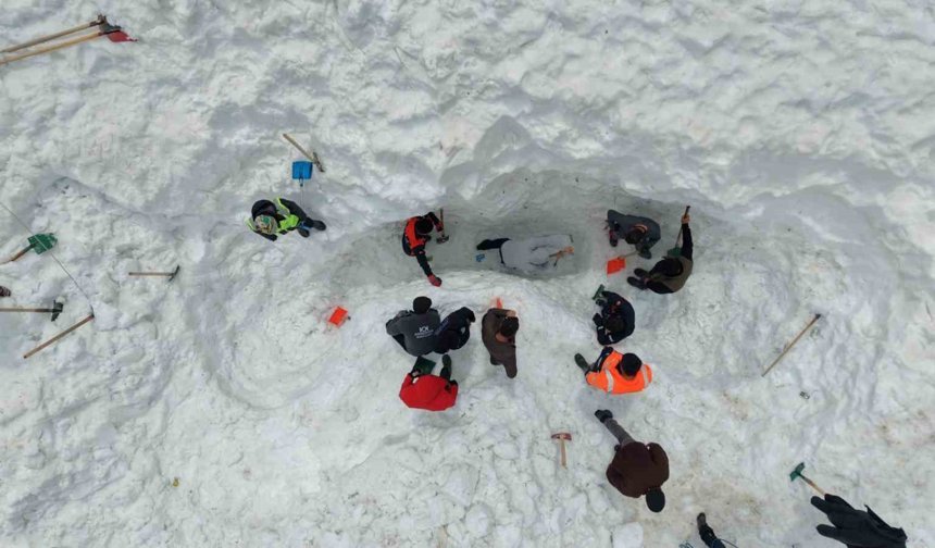 Çığ felaketinde kaybolan çoban için arama çalışmaları yeniden başladı: 3 günde bir ize ulaşılamadı