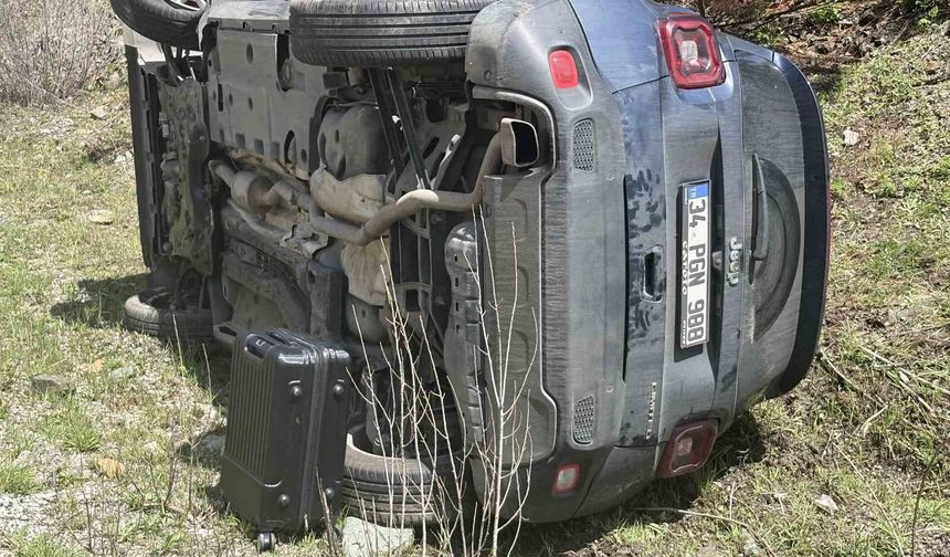 Cip ile hafif ticari araç çarpıştı: 3 yaralı
