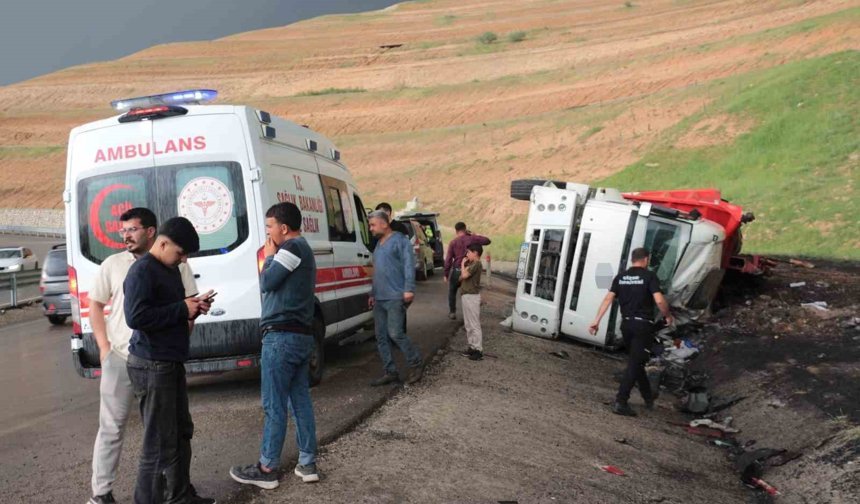 Cizre'de peş peşe kazalardan sonra vatandaşlar karayolunu ulaşıma kapattı