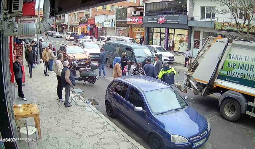 Çöp toplama kamyonuna çarpan hafif ticari araç işçiyi yaraladı: Kaza anı kamerada
