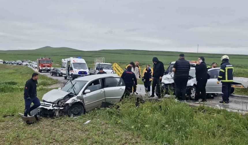 Çorum'da iki otomobil çarpıştı: 6 yaralı
