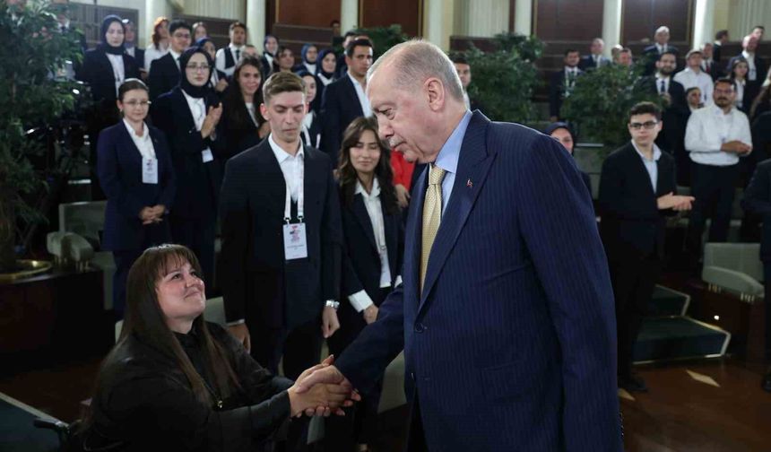 Cumhurbaşkanı Erdoğan, gençler ve milli sporcularla bir araya geldi