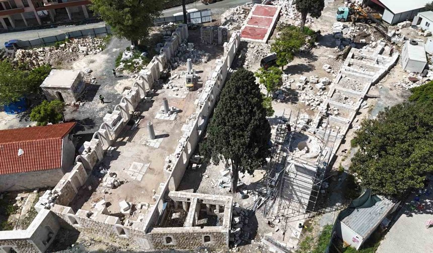 Depremde zarar gören Kahramanmaraş Ulu Camii ibadete açıldı, Antakya Ulu Camii de vatandaşla buluşacağı günü bekliyor