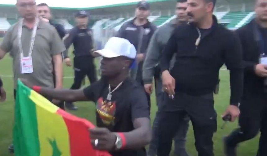 Diagne'ye bayrak müdahalesi: Senegal bayrağı yanlış anlaşıldı