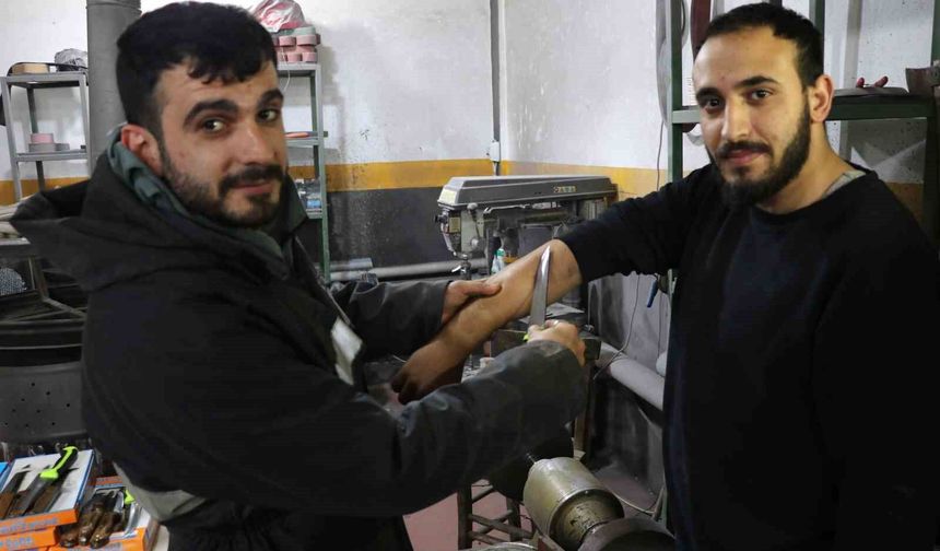Dünyaca ünlü Sivas bıçağının keskinliğini kol kıllarında test etti