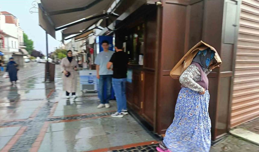 Edirne'de sağanak yağış: Vatandaşlar karton ve poşetle yağmurdan korunmaya çalıştı