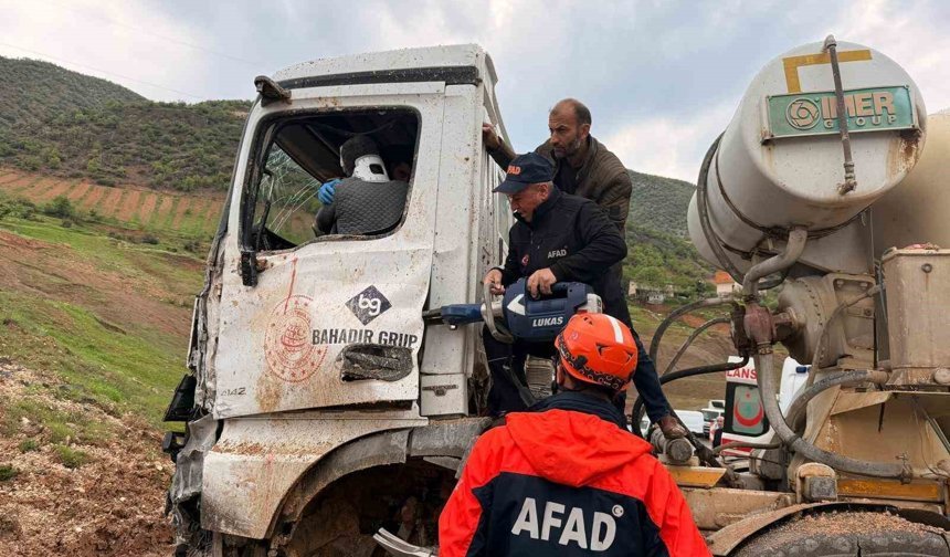 Eruh'ta beton mikseri kaza yaptı, sıkışan sürücüyü ekipler kurtardı