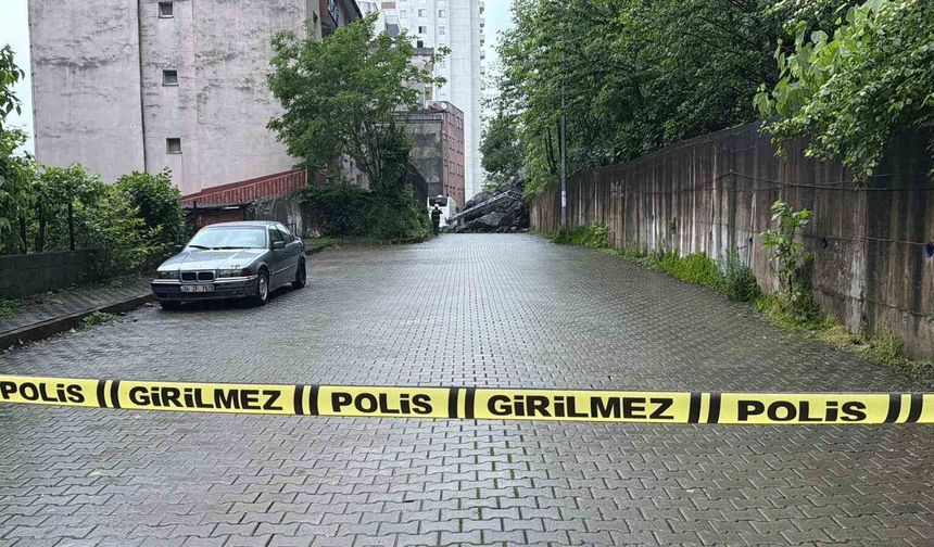 Hopa'da yağış sonrası heyelan: Dev kayalar yolu kapattı