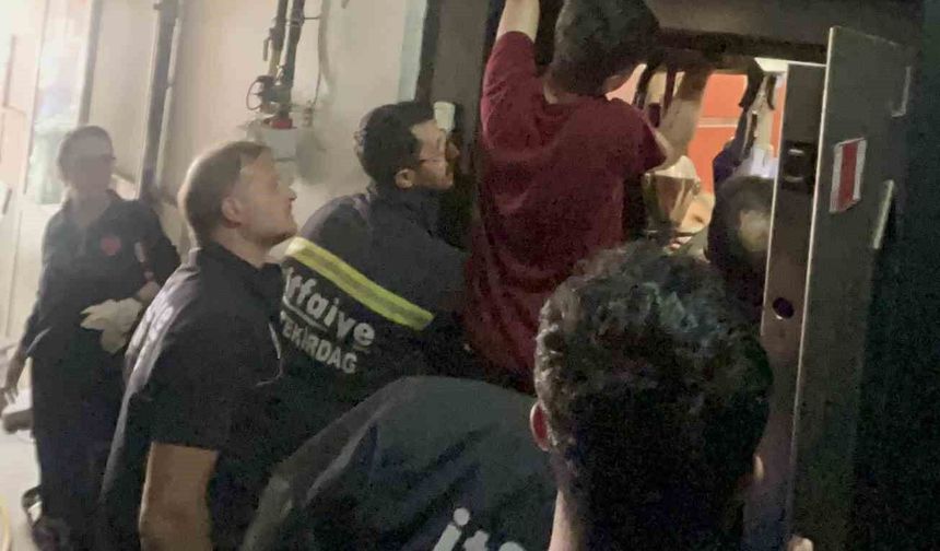 İtfaiye erlerinin en zor anı: Gözyaşları içinde haykıran gencin sıkışan kolunu sağ salim kurtardılar