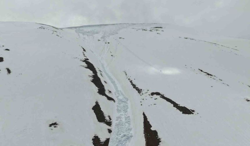 Kandilli Sıra Dağları'ndaki çığın izleri havadan görüntülendi