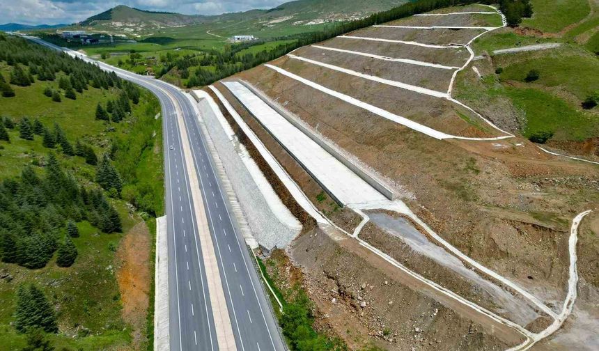 Kara yolu kenarında korkutan manzara
