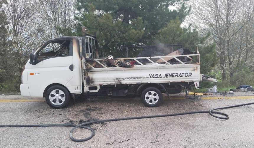Kastamonu'da seyir halindeki kamyonet alev alev yandı