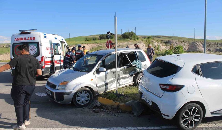 Kayseri'de otomobiller çarpıştı: 1'i ağır 6 yaralı