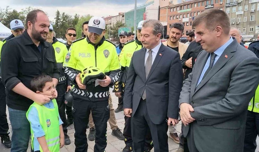 Kırıkkale'de motosiklet kazası geçiren sürücülere kask hediye edildi