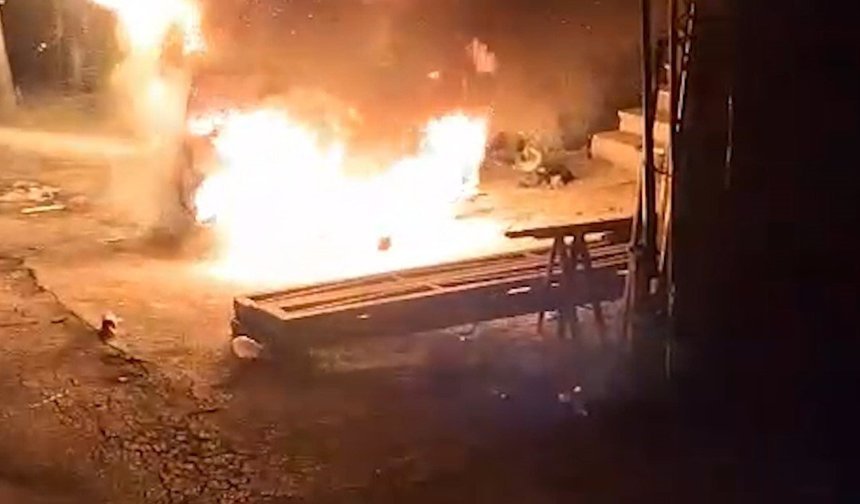 Kırıkkale'de park halindeki otomobil alev topuna döndü