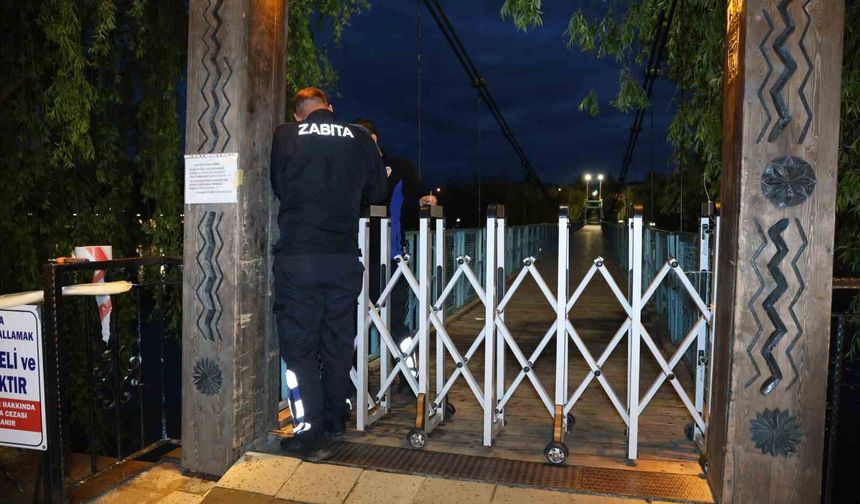 Kızılırmak coştu, sallanan köprü yaya geçişlerine kapatıldı