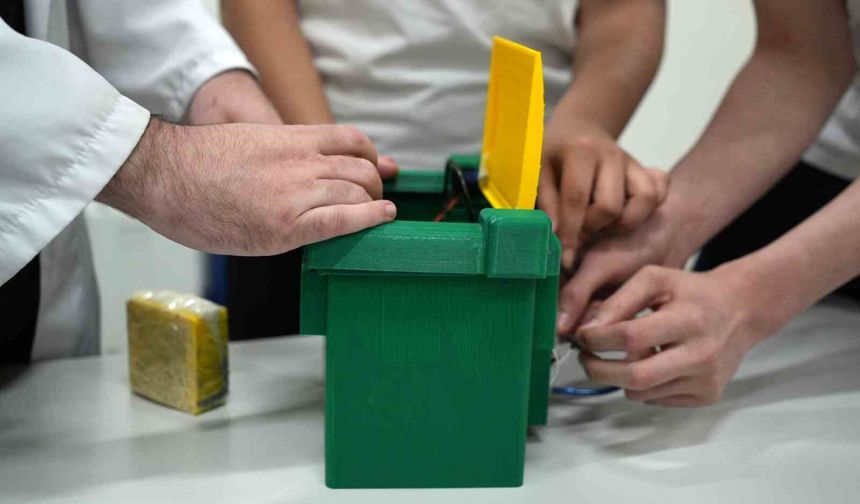 Kokuya ve sokak hayvanlarının zarar görmesine karşı akıllı çöp kovası