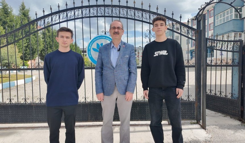 Kütahyalı öğrencilerden örnek davranış: Buldukları parayı polise teslim ettiler