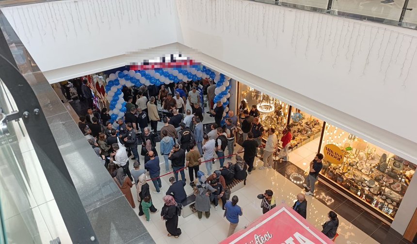 Mağaza açılışında izdiham yaşandı
