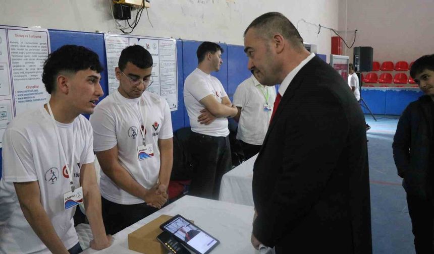 Meslek lisesi öğrencileri işaret dilini yapay zekayla sese dönüştürdü