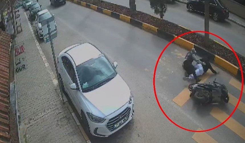 Motosikletteki 2 kişinin yere savrulduğu anlar kamerada