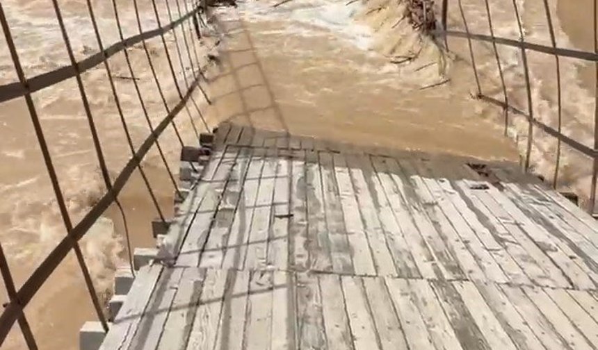 Munzur Nehri taştı, asma köprü çöktü